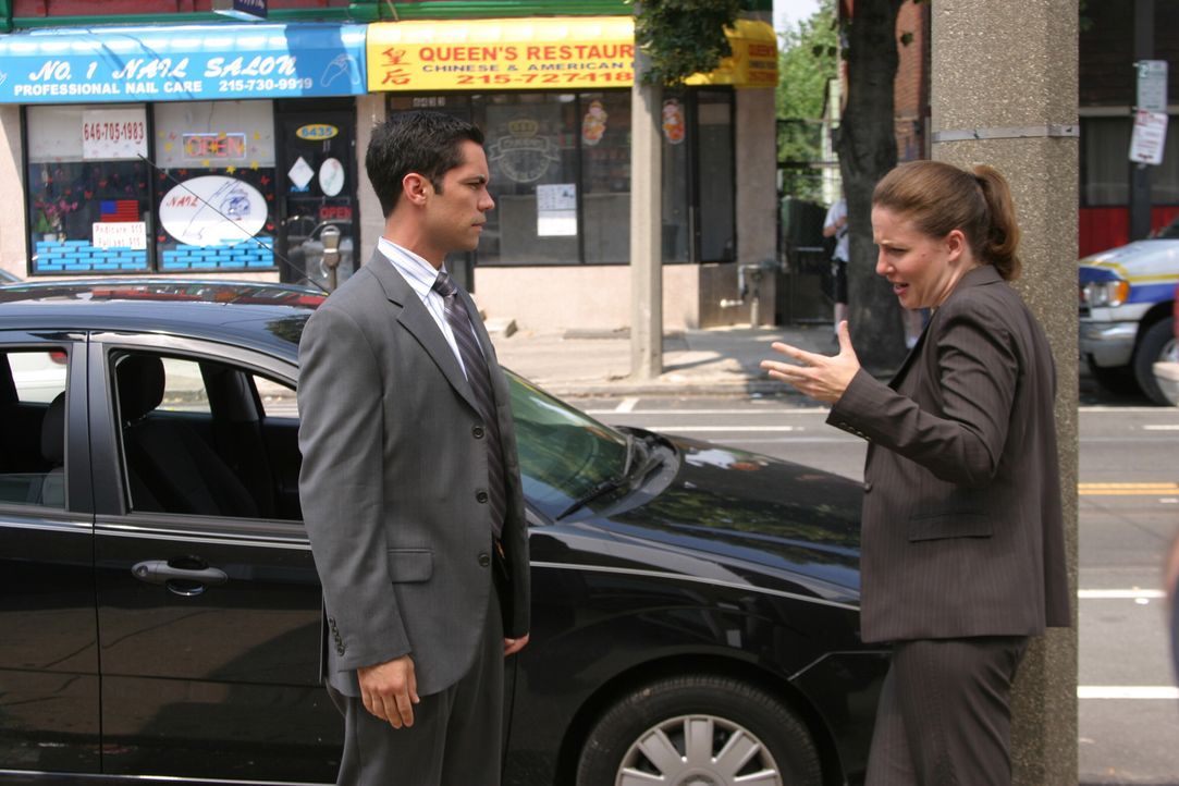 Scott (Danny Pino, l.) und Anna (Robin Weigert, r.) besprechen die weitere Vorgehensweise im aktuellen Fall ... - Bildquelle: Warner Bros. Television