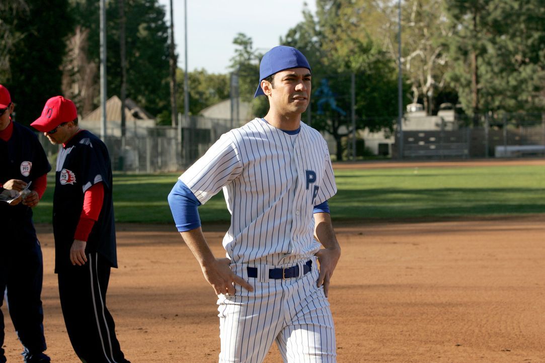 Beim alljährlichen Softballturnier: Det. Scott Valens (Danny Pino) - Bildquelle: Warner Bros. Television
