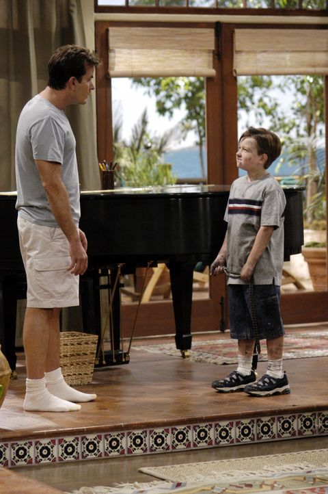 Im Chaos: Charlie (Charlie Sheen, l.) und Jake (Angust T. Jones, r.) ... - Bildquelle: Warner Brothers Entertainment Inc.