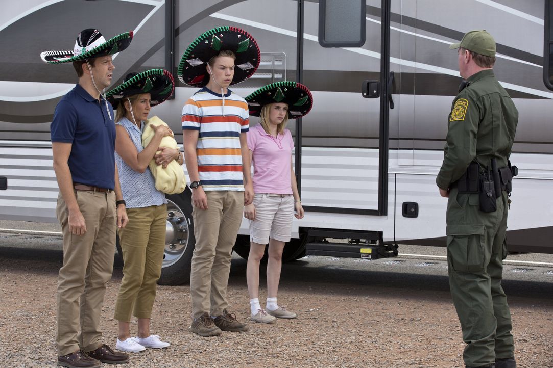 Oh shit! Kaum an der mexikanischen Grenze, da wird das Wohnmobil von David (Jason Sudeikis, l.), Rose (Jennifer Aniston, 2.v.l.), Kenny (Will Poulte... - Bildquelle: © 2013 Warner Brothers. All rights reserved.