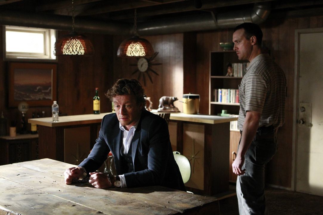 Als sich Jane (Simon Baker, l.) bereit erklärt, sich für das FBI wieder als angeblicher Hellseher auszugeben, um den Serienkiller Lazarus (Aubrey De... - Bildquelle: Warner Bros. Television