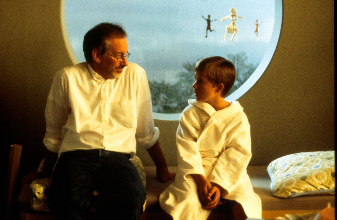 Regisseur Steven Spielberg (l.) und sein Hauptdarsteller Haley Joel Osment (r.) - Bildquelle: David James TM & 2001 Warner Bros. and Dreamworks, LLC. (ALL RIGHTS RESERVED)