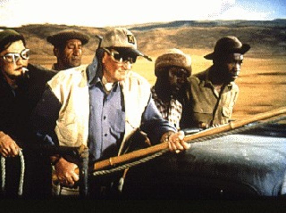 Tierfänger Sean Mercer (John Wayne, M.) ist mit Luis (Valentin de Vargas, l.) und Mitarbeitern der Momella-Farm in Tanganjika auf Fangexpedition ... - Bildquelle: Paramount Pictures