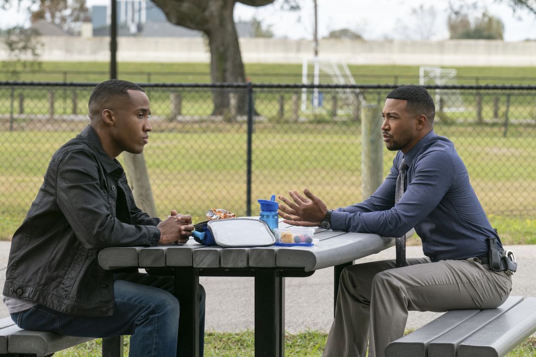 Angelo Coleman (Jared Gray, l.); Quentin Carter (Charles Michael Davis, r.) - Bildquelle: Sam Lothridge 2020 CBS Broadcasting, Inc. All Rights Reserved. / Sam Lothridge