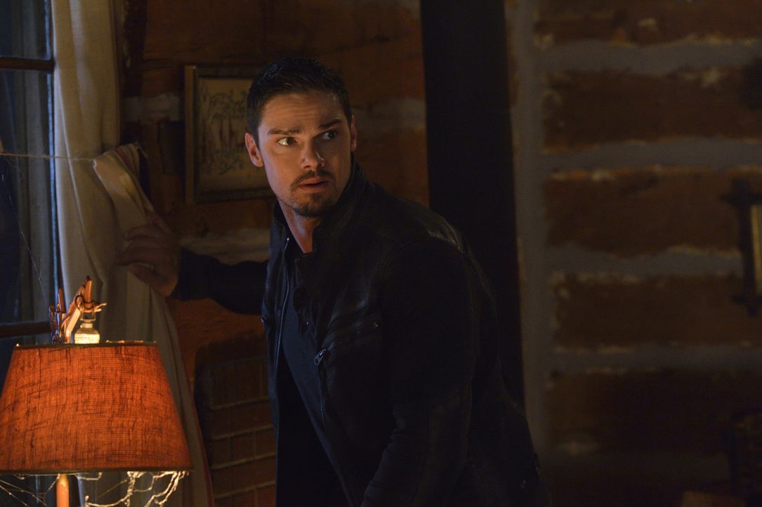 Ein neuer Auftrag von Graydal Securities gibt Vincent (Jay Ryan) die Möglichkeit, herauszufinden, wie weit deren Suche nach der Bestie, also ihm sel... - Bildquelle: Ben Mark Holzberg 2016 The CW Network. All Rights Reserved.