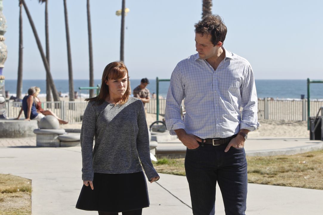 Nell (Renee Felice Smith, l.) versucht, ihr Trauma zu bekämpfen, dass sie einen Menschen erschossen hat. Nate (Peter Cambor, r.) wird gerufen, um ih... - Bildquelle: 2014 CBS Broadcasting, Inc. All Rights Reserved.