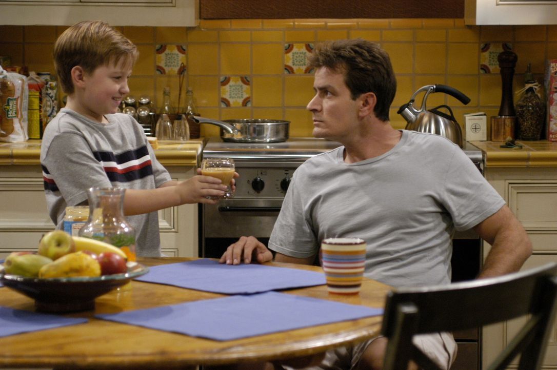Während Alan versucht Berta für den Haushalt zurückzugewinnen, soll Charlie (Charlie Sheen, r.) dafür Sorge tragen, dass Jake (Angust T. Jones,... - Bildquelle: Warner Brothers Entertainment Inc.