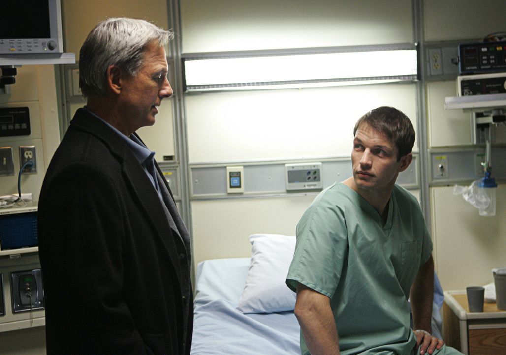Gibbs (Mark Harmon, l.) und seine  Leute versuchen fieberhaft, die Ursache für die  Verstrahlung zu finden. Bald stellt sich heraus, dass  eine Kist... - Bildquelle: CBS Television