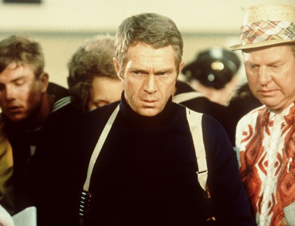 Der Polizeileutnant Frank Bullitt (Steve McQueen, M.) ist fassungslos, als der wichtige Kronzeuge, den er bewachen sollte, bei einem heimtückischen... - Bildquelle: Warner Bros.