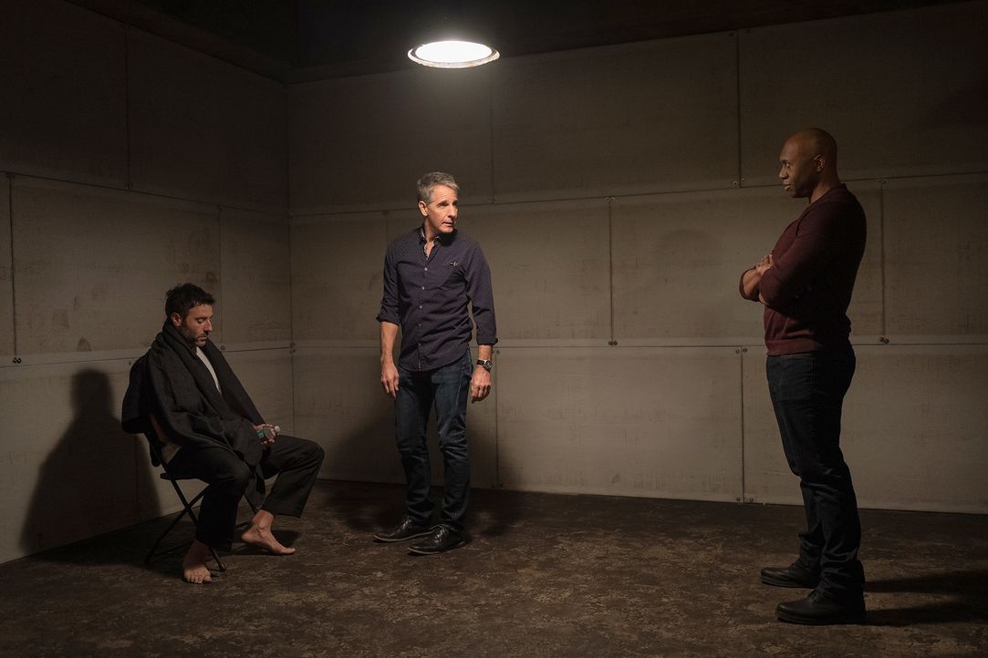 (v.l.n.r.) Cooper (Coby Ryan McLaughlin); Special Agent Dwayne Pride (Scott Bakula); FBI Assistant Director Isler (Derek Webster) - Bildquelle: Sam Lothridge 2019 CBS Broadcasting, Inc. All Rights Reserved / Sam Lothridge