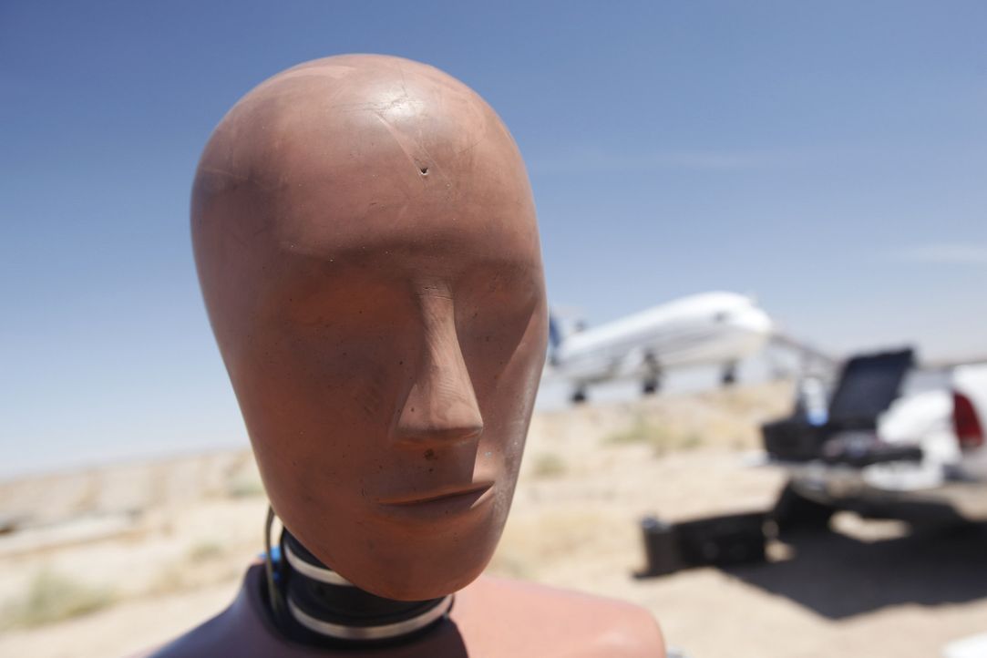 Was genau passiert bei einem Flugzeugabsturz? In einer Wüste soll eine Boeing 727 mit Crash Test Dummies, Kameras und Messgeräten an Bord kontroll... - Bildquelle: Vance Jacobs 2012
