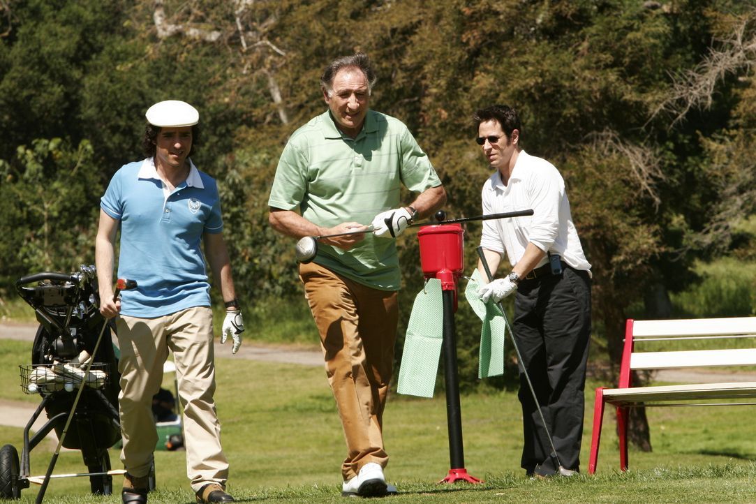Familienausflug zum Golfplatz: Charlie (David Krumholtz, l.), Alan (Judd Hirsch, M.) und Don (Rob Morrow, r.) ... - Bildquelle: Paramount Network Television