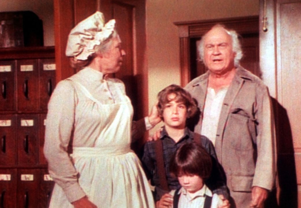 Die Waisenhausmutter, Miss Mason (Elizabeth Hoffman, l.), ist sehr froh, dass Michael (David Hollander, M.) und sein Bruder Josh (David Faustino) wi... - Bildquelle: Worldvision