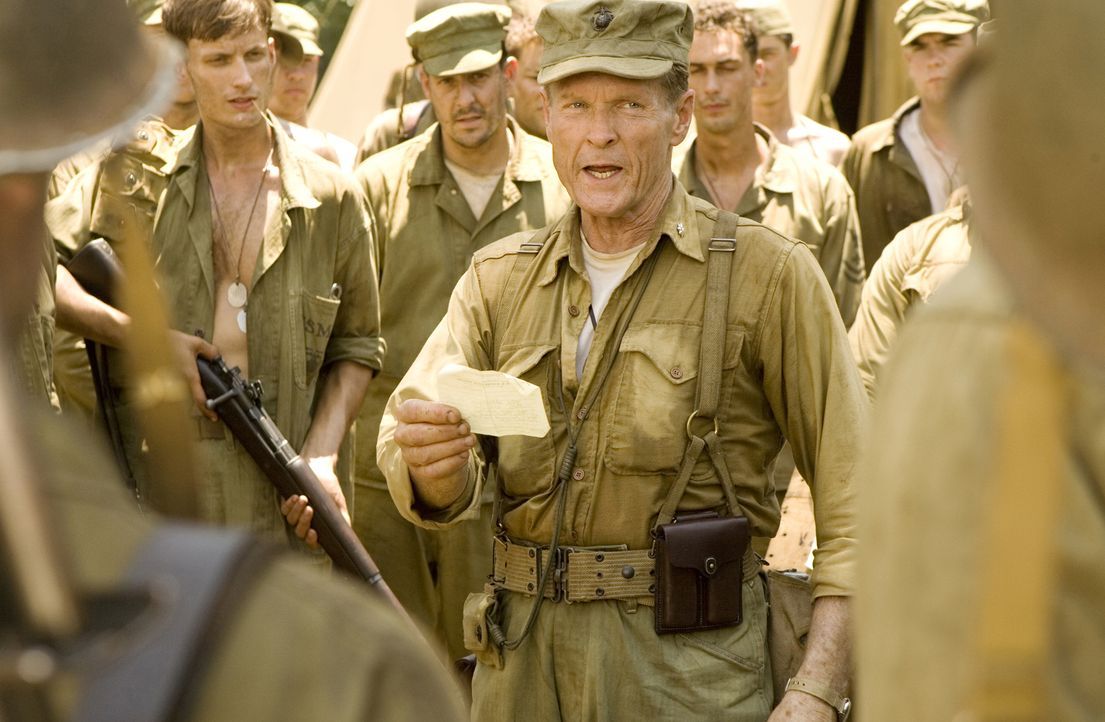 Lewis "Chesty" Puller (William Sadler, r.) führt ein strenges Regiment ... - Bildquelle: Home Box Office Inc. All Rights Reserved.