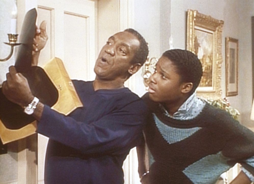 Cliff (Bill Cosby, l.) zeigt Theo (Malcolm-Jamal Warner, r.) ein Röntgenbild von Clairs gebrochenem Zeh. - Bildquelle: Viacom