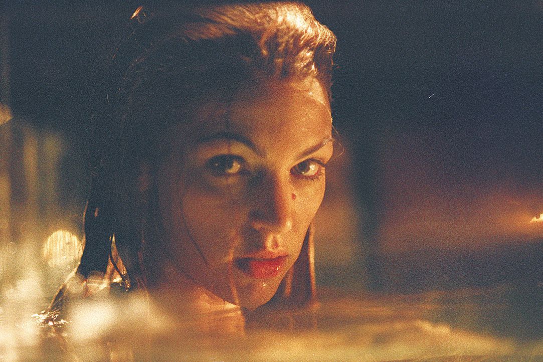 Seit Jahren wird die Meerjungfrau (Rya Kihlstedt) in einem Wassertank gefangen gehalten ... - Bildquelle: 2004 Sony Pictures Television International. All Rights Reserved.