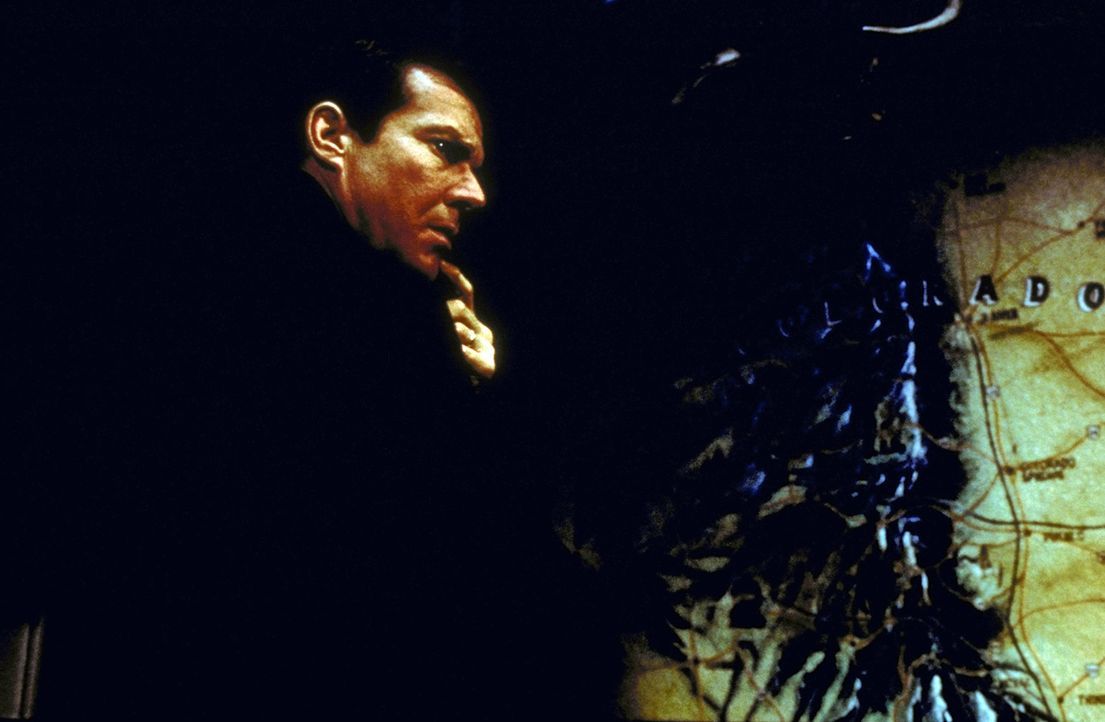 FBI-Mann LaCrosse (Dennis Quaid ) stellt fest, dass der Killer einen Wagen, wie Bob Goodall ihn hat, fährt ... - Bildquelle: Paramount Pictures