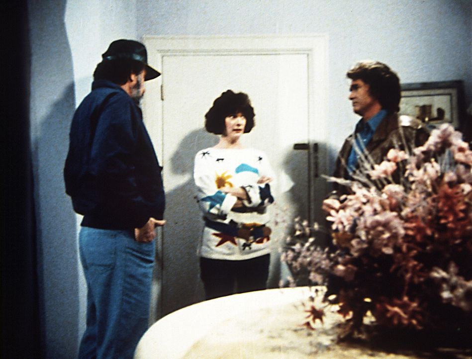 Jonathan (Michael Landon, r.) und Mark (Victor French, l.) machen Diane (Margie Impert, M.) klar, dass Scottie Angst vor der Ehe hat, sie aber nach... - Bildquelle: Worldvision Enterprises, Inc.
