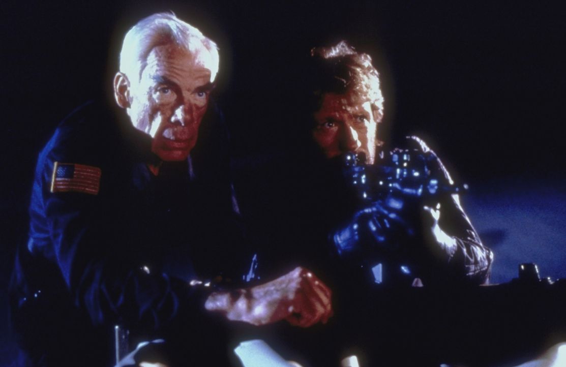 Colonel Alexander (Lee Marvin, l.) und Major Scott (Chuck Norris, r. ) versuchen verzweifelt, die Geiseln freizuschießen ...