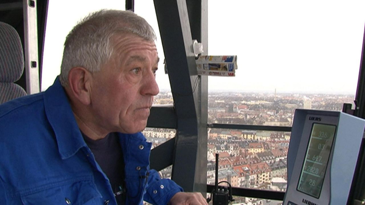 Kranführer Hans muss in München aus 80 Metern Höhe ein Balkonfertigteil millimetergenau einsetzen. Doch während der Aktion macht ihm der Wind zu... - Bildquelle: kabel eins