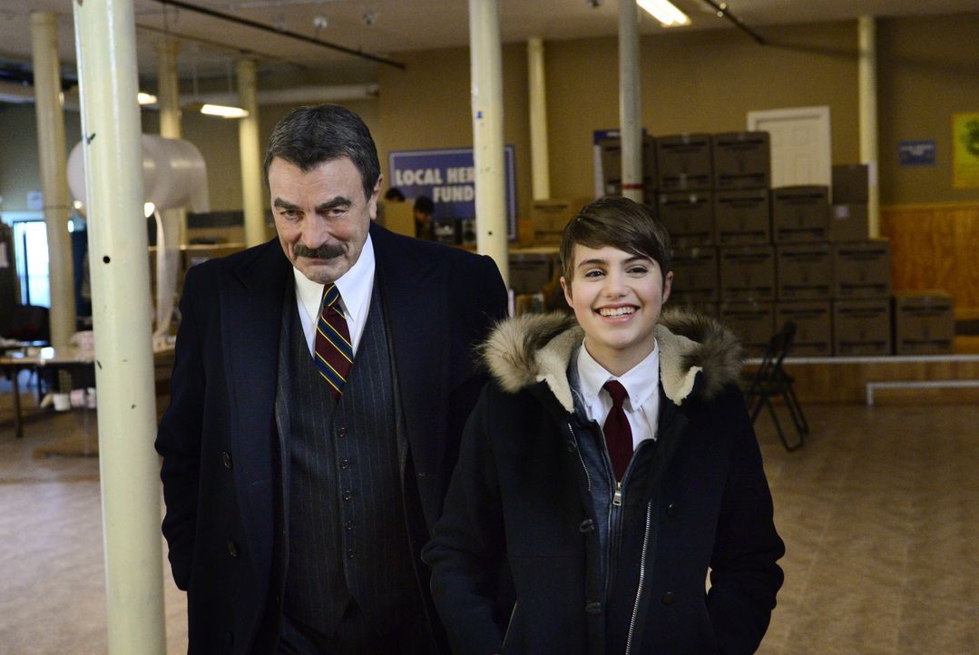 Nicky (Sami Gayle, r.) ist überaus stolz auf ihren Opa (Tom Selleck, l.), als der im Ermessen entscheidet und die lizenzlose Spendenorganisation doc... - Bildquelle: John Paul Filo 2014 CBS Broadcasting Inc. All Rights Reserved.