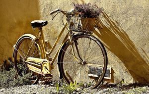 Fahrrad an Hauswand