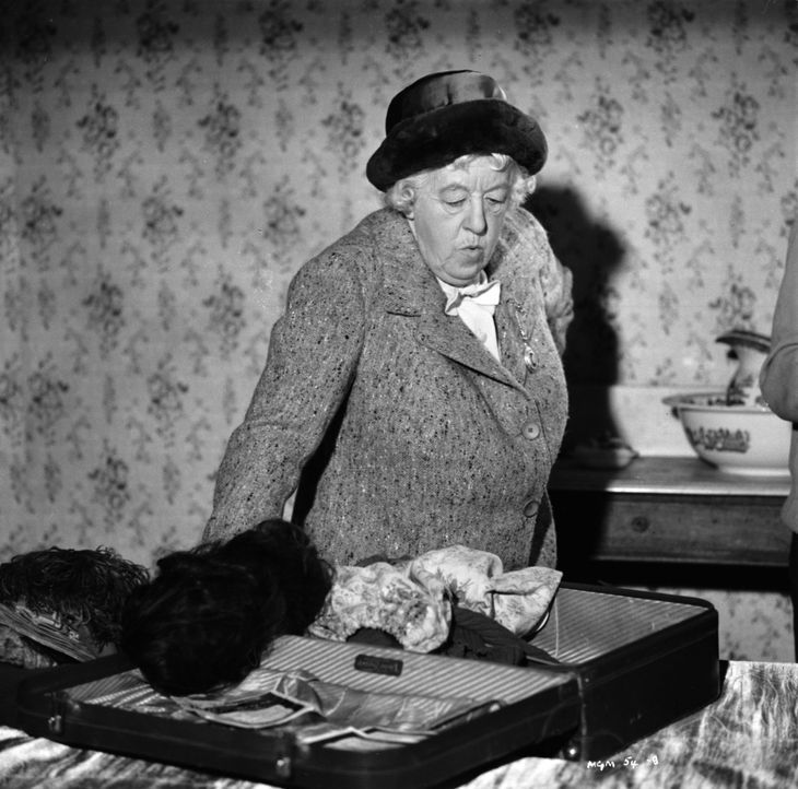 Miss Marple (Margaret Rutherford) wird als Schöffin bei einer Gerichtsverhandlung eingesetzt. Dort wird verhandelt, ob der Angeklagte wirklich seine... - Bildquelle: Warner Brothers