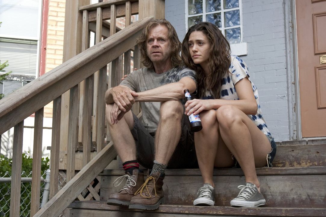 Wenn eines Frank (William H. Macy, l.) und Fiona (Emmy Rossum, r.) wieder zusammenschweißt, dann die Rückkehr der gewalttätigen Grammy ... - Bildquelle: 2010 Warner Brothers