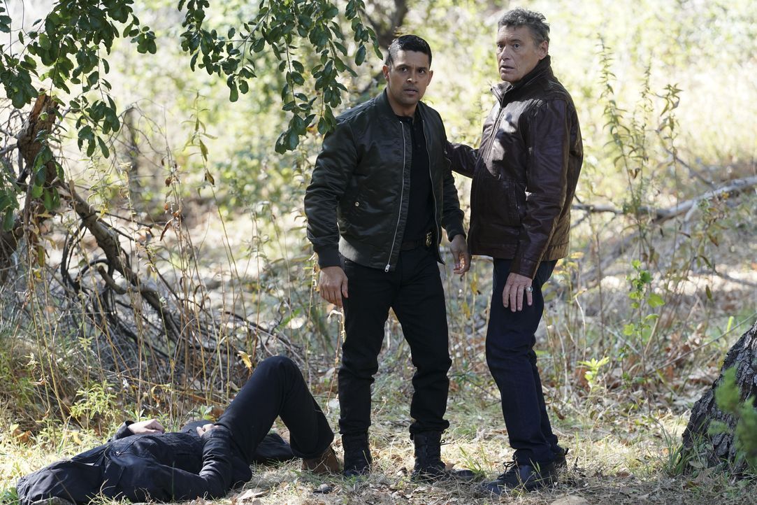 Nick Torres (Wilmer Valderrama, l.); Miguel Torres (Steven Bauer, r.) - Bildquelle: Bill Inoshita © 2021 CBS Broadcasting, Inc. All Rights Reserved. / Bill Inoshita