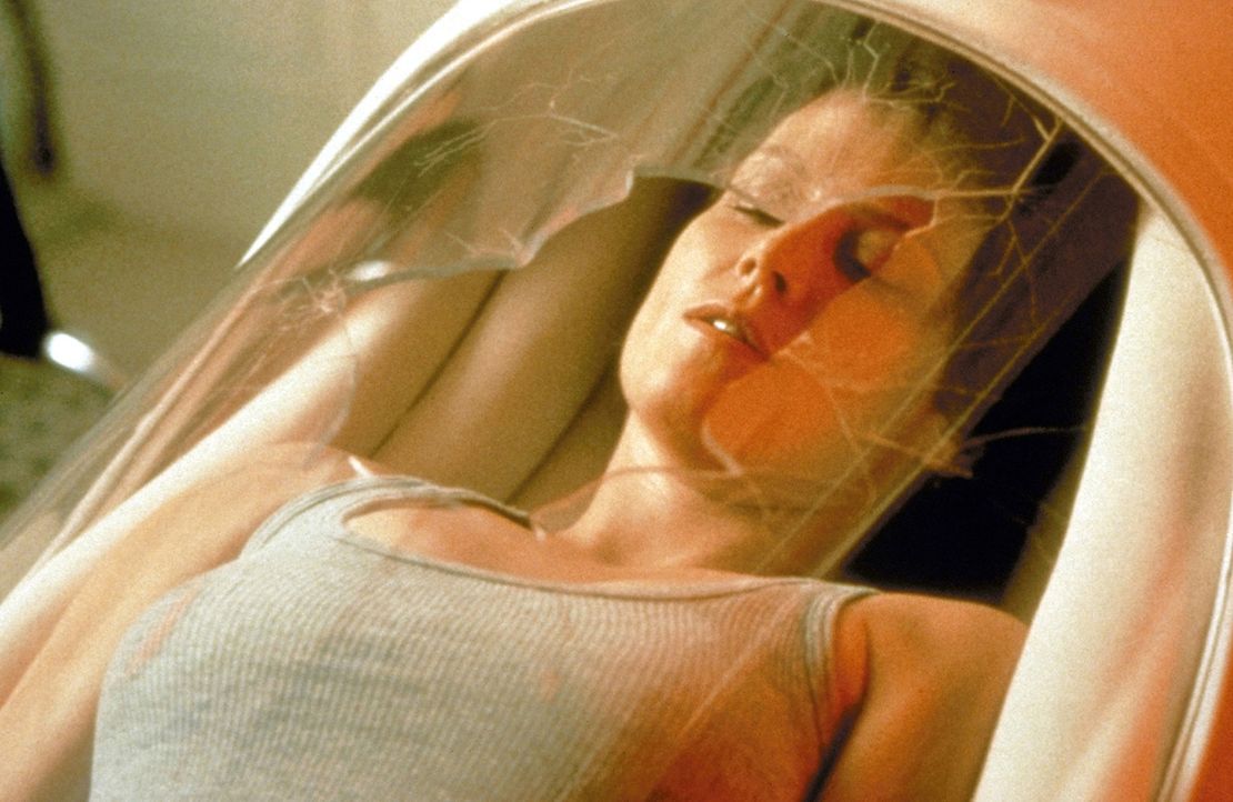 Erwachen nach einer langen Odyssee im Tiefschlaf: Ripley (Sigourney Weaver) strandet mit ihrem Raumgleiter auf einem fremden Planeten an der Grenze... - Bildquelle: 20th Century Fox of Germany