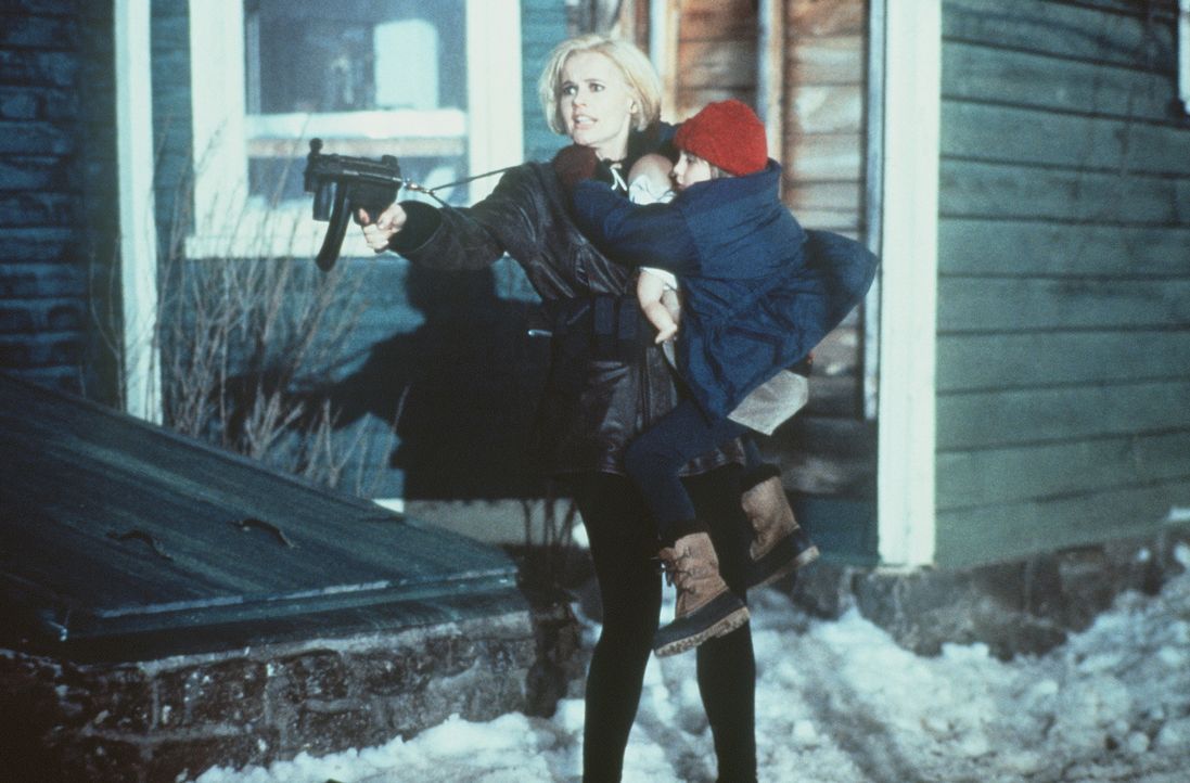 Plötzlich muss Charly (Geena Davis, l.) um ihr eigenes und das Leben ihrer Tochter kämpfen, denn gefährliche Geheimagenten haben sich an ihre Fersen... - Bildquelle: New Line Cinema