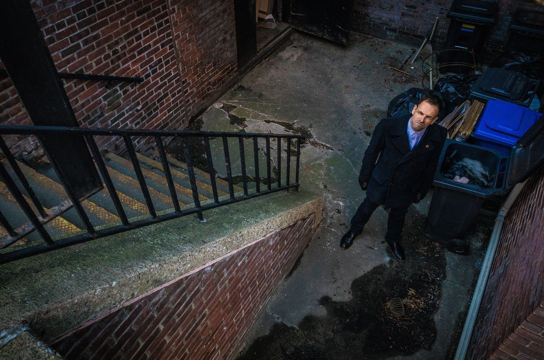 In Chinatown wurden drei Gangmitglieder erschossen. Sherlock Holmes (Jonny Lee Miller) versucht, auf seine ganz eigene Art, den Fall zu lösen ... - Bildquelle: Michael Parmelee 2016 CBS Broadcasting Inc. All Rights Reserved.