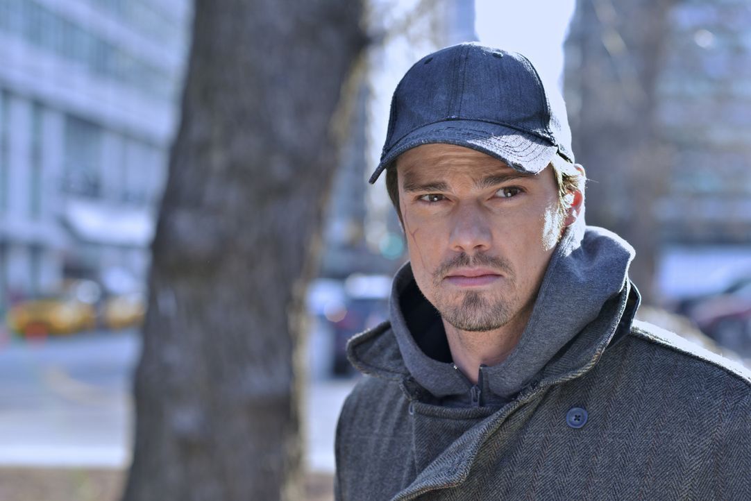 Vincent Keller (Jay Ryan) macht eine Beobachtung, die ihn zutiefst eifersüchtig werden lässt. Wie wird er reagieren? - Bildquelle: 2012 The CW Network, LLC. All rights reserved.