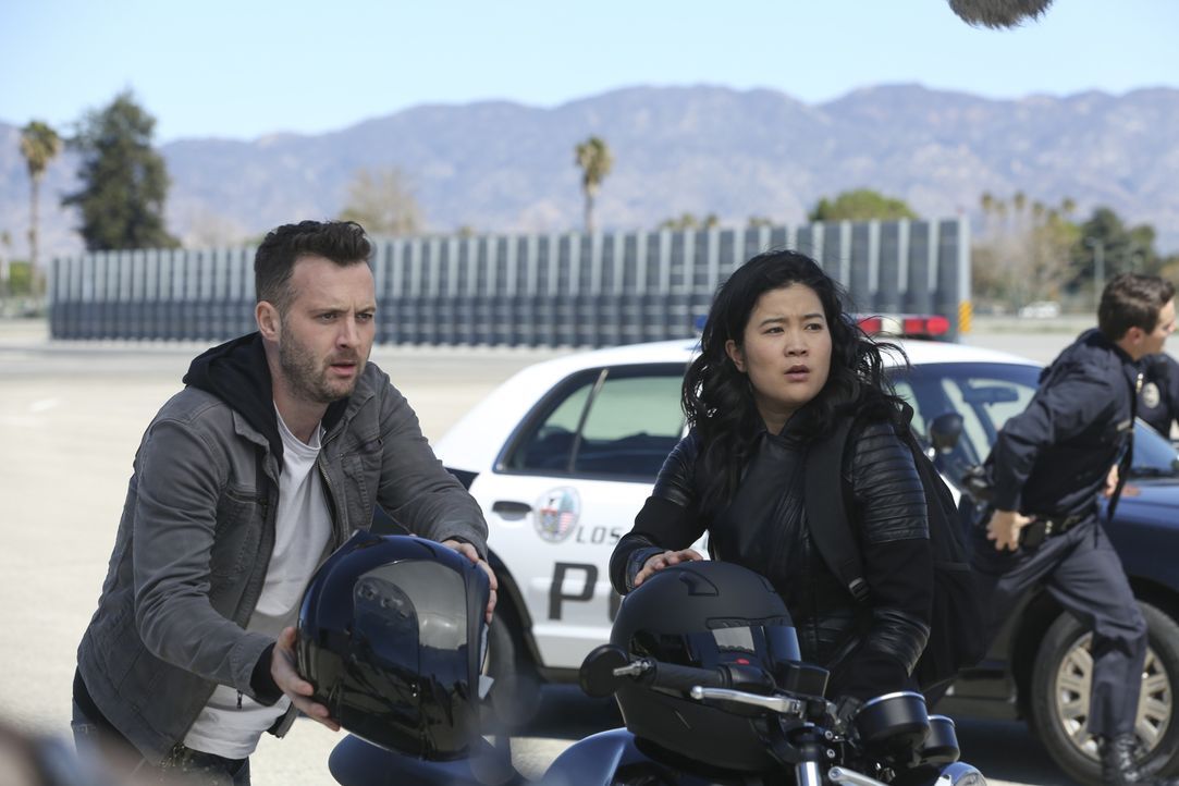 Gelingt es Toby (Eddie Kaye Thomas, l.), Happy (Jadyn Wong, r.) und dem restlichen Team einen unterkühlten Jungen aus dem Fahrwerksschacht eines Flu... - Bildquelle: Michael Yarish 2018 CBS Broadcasting, Inc. All Rights Reserved.