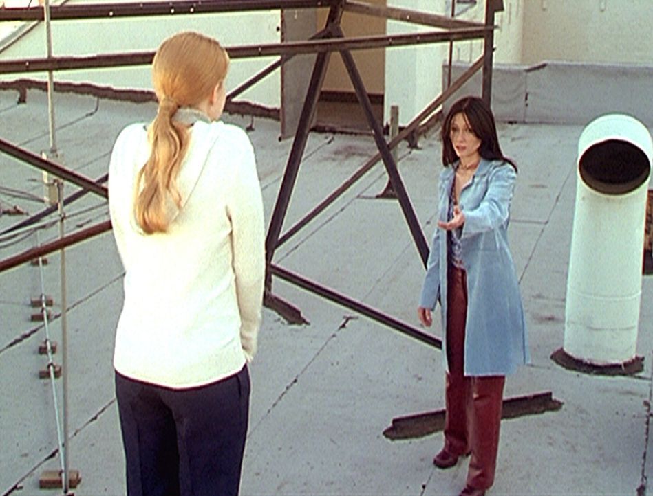 Prue (Shannen Doherty, r.) versucht, die völlig verzweifelte Maggie (Amy Adams, l.) vom Selbstmord abzuhalten. - Bildquelle: Paramount Pictures