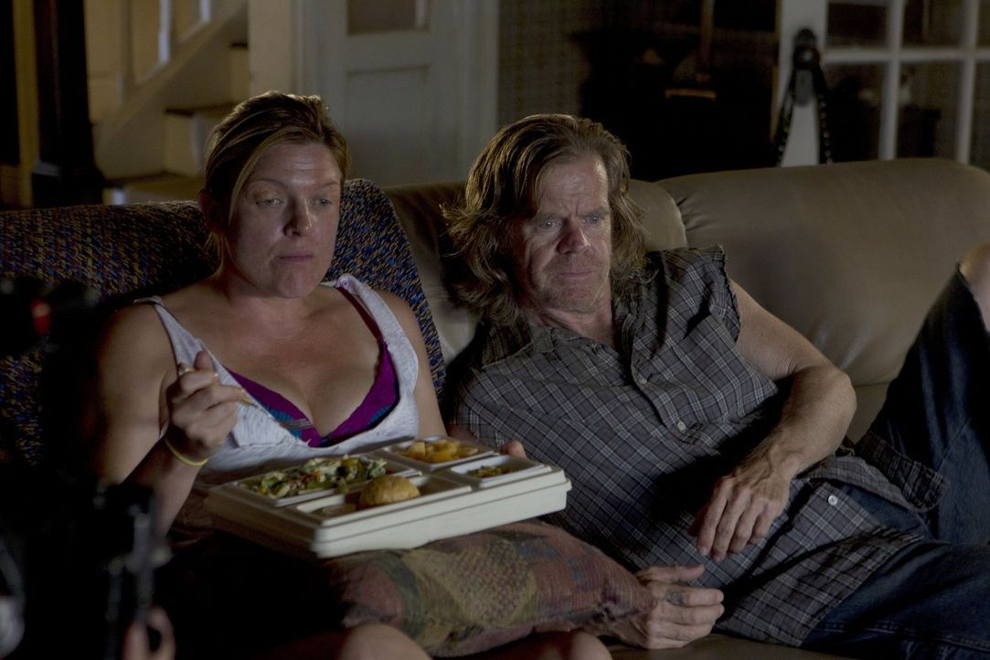 Da Sheila scheinbar ihre Angst, aus dem Haus zu gehen, los wird, sucht sich Frank (William H. Macy, r.) ein neues Opfer: Dottie (Molly Price, l.) ... - Bildquelle: 2010 Warner Brothers