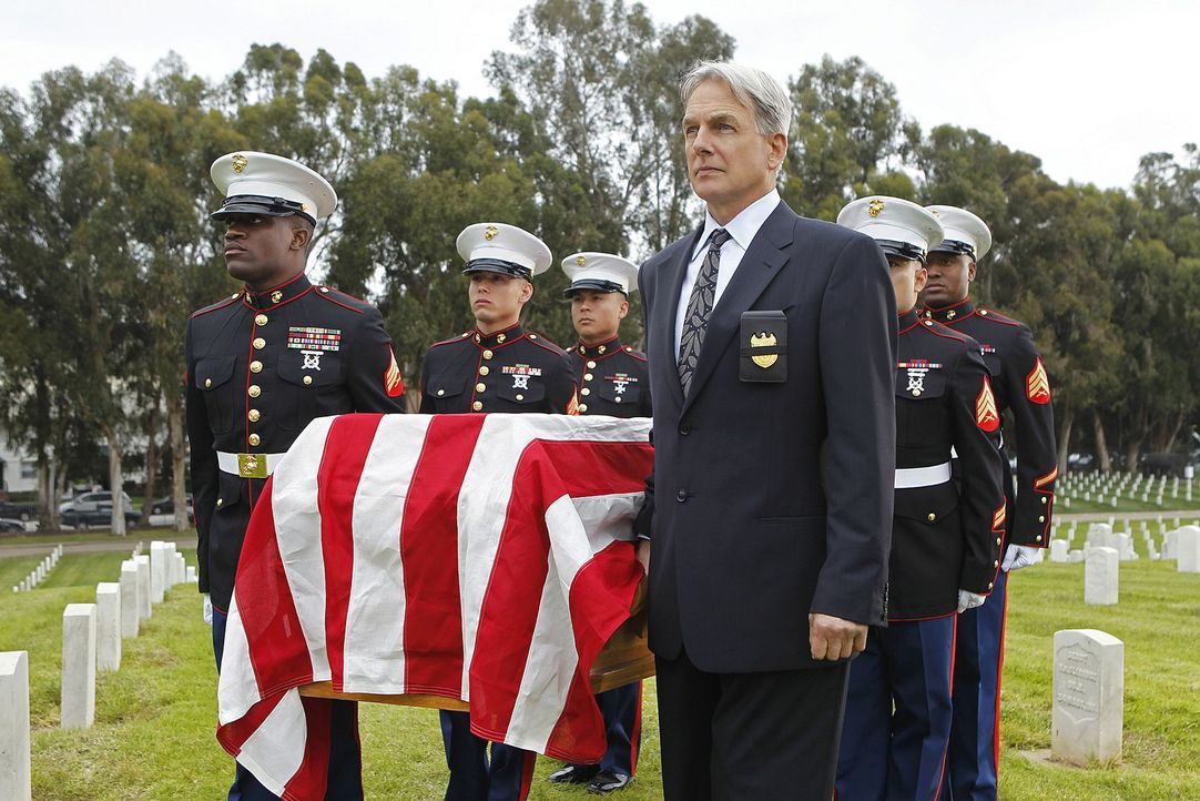 Gibbs (Mark Harmon, 3.v.r.) nimmt beim Ehrenbegräbnis von Mike Franks teil ... - Bildquelle: CBS Television