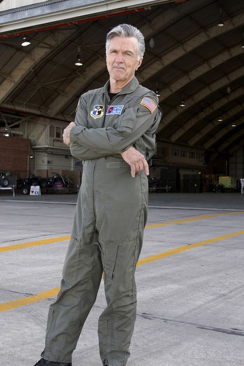 Colonel Mike Davis (Tom Skerritt) ist der erfahrenste Pilot, den der Planet Erde zu bieten hat ... - Bildquelle: 2006 RHI Entertainment Distribution, LLC