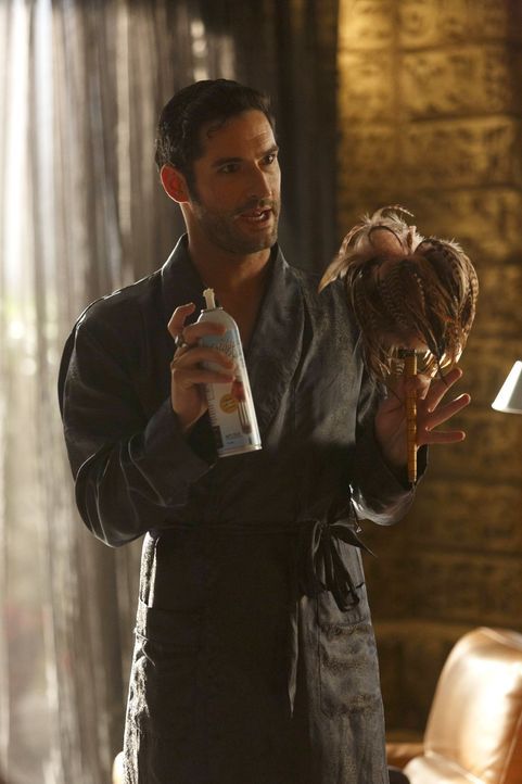 Die ständige Anwesenheit seiner Mutter macht es Lucifer (Tom Ellis) nicht einfach, sein sonst so ausschweifendes (Liebes-)Leben zu führen und das ge... - Bildquelle: 2016 Warner Brothers