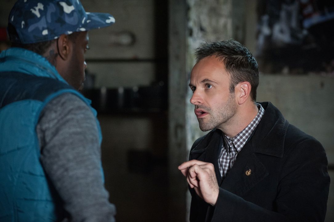 Sherlock Holmes (Jonny Lee Miller, l.) fühlt sich verantwortlich für eine schwere Verletzung, die sich Det. Bell bei einer zurückliegenden gemeinsam... - Bildquelle: CBS Television