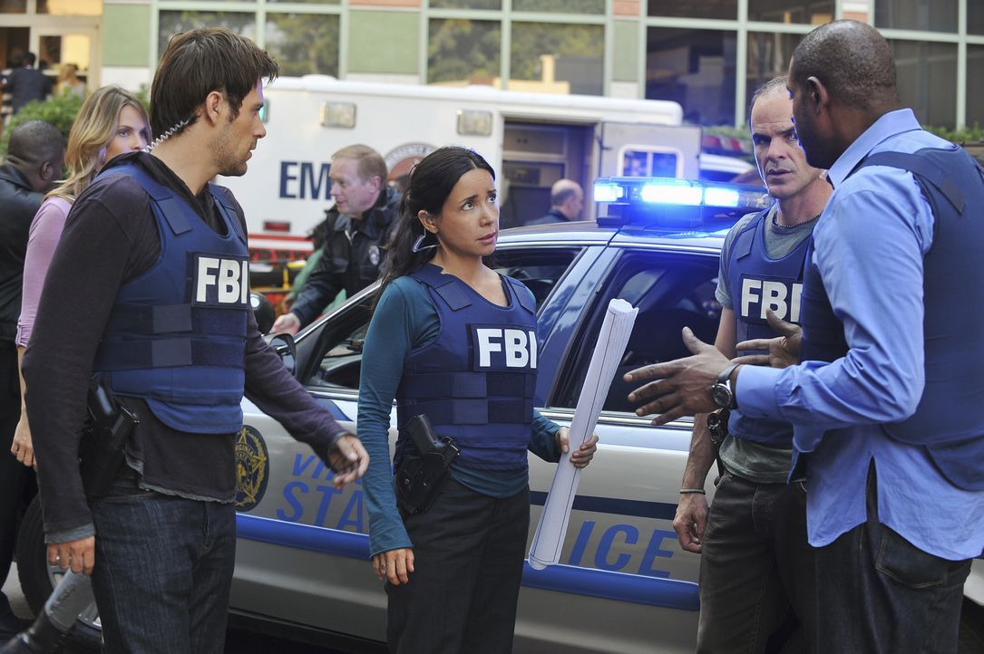 Als in einer High School in Fredericksburg eine Bombe hochgeht, werden John (Michael Kelly, 2.v.r.), Beth (Janeane Garofalo, M.), Sam (Forest Whitak... - Bildquelle: ABC Studios