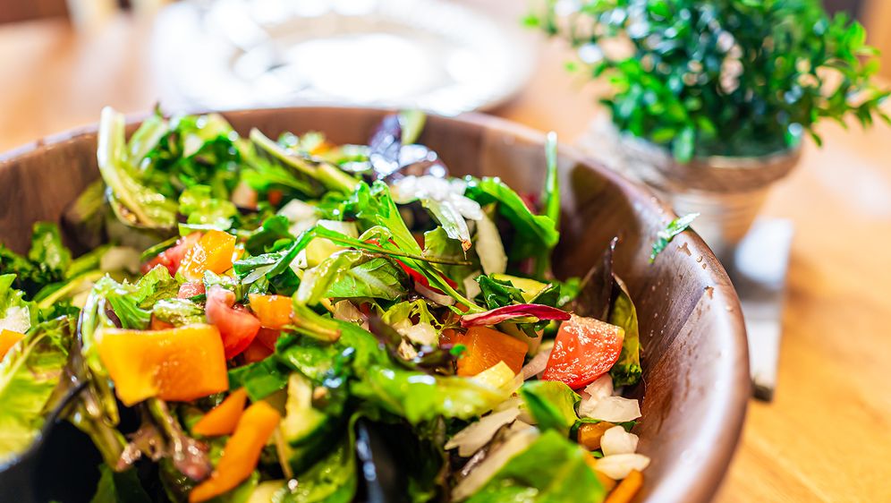 Großer gemischter Salat mit Hausfrauensauce