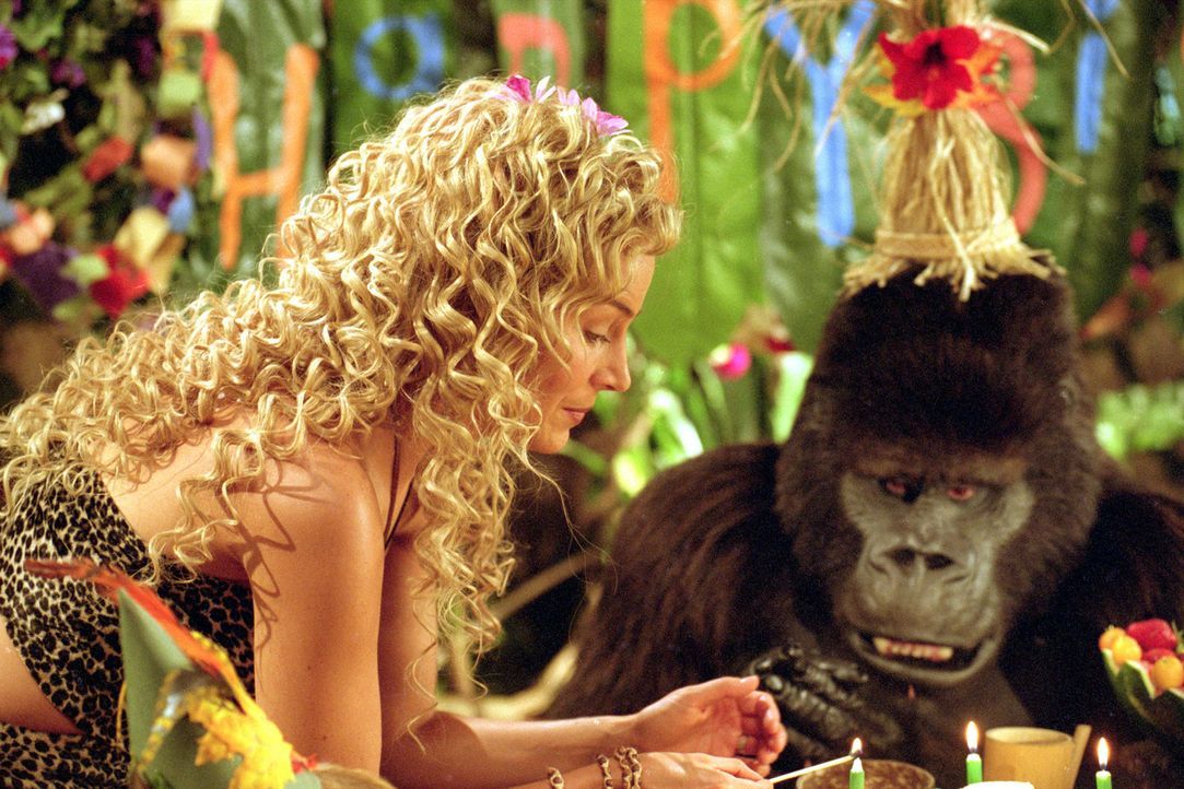 Geburtstagsfeier im Dschungel: Ursula (Julie Benz, l.) und der sprechende Gorilla Ape (r.) - Bildquelle: Walt Disney Pictures