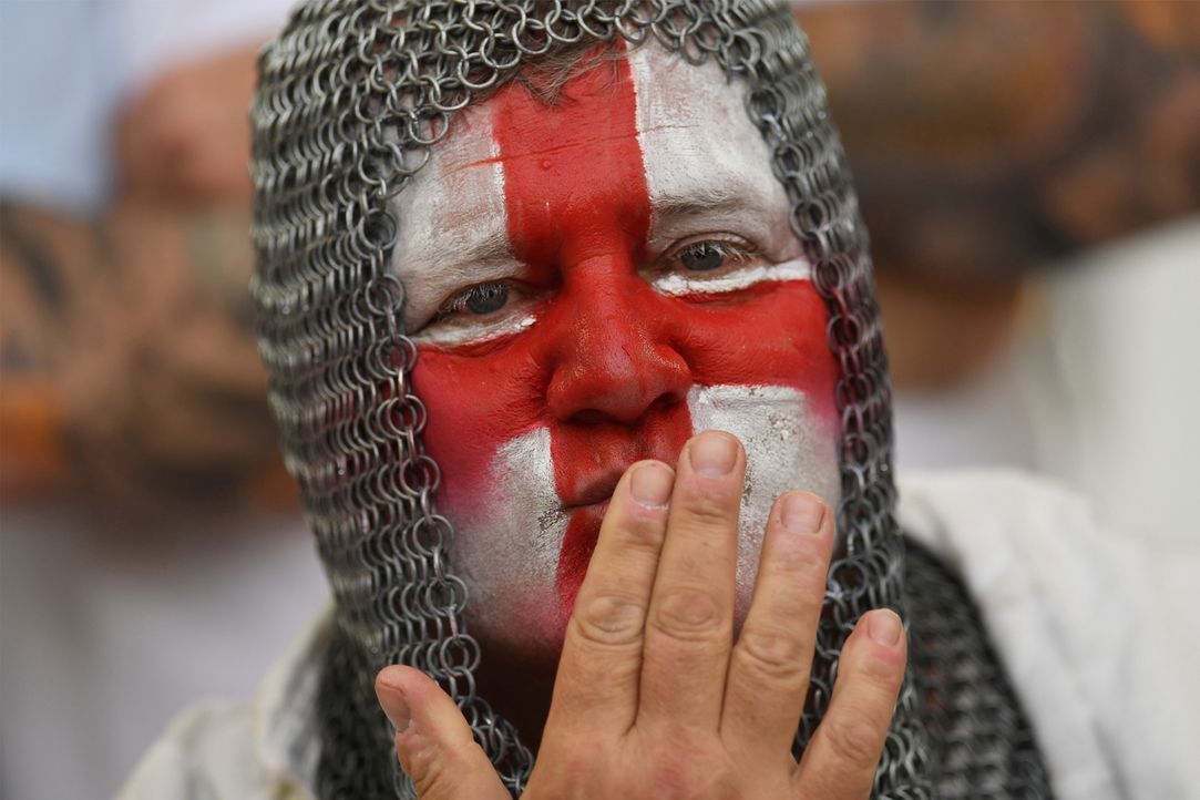 Swedish_fan_kiss_chainshirt_PAUL ELLIS_AFP - Bildquelle: AFP / PAUL ELLIS