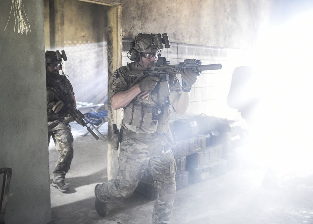 Als Clay in einem Raum, der sich in unmittelbarer Nähe zu schwerbewaffneten Terroristen befindet, eingeschlossen ist, übergehen seine Kameraden (A.J... - Bildquelle: Ron Jaffe CBS   2017 CBS Broadcasting, Inc. All Rights Reserved / Ron Jaffe