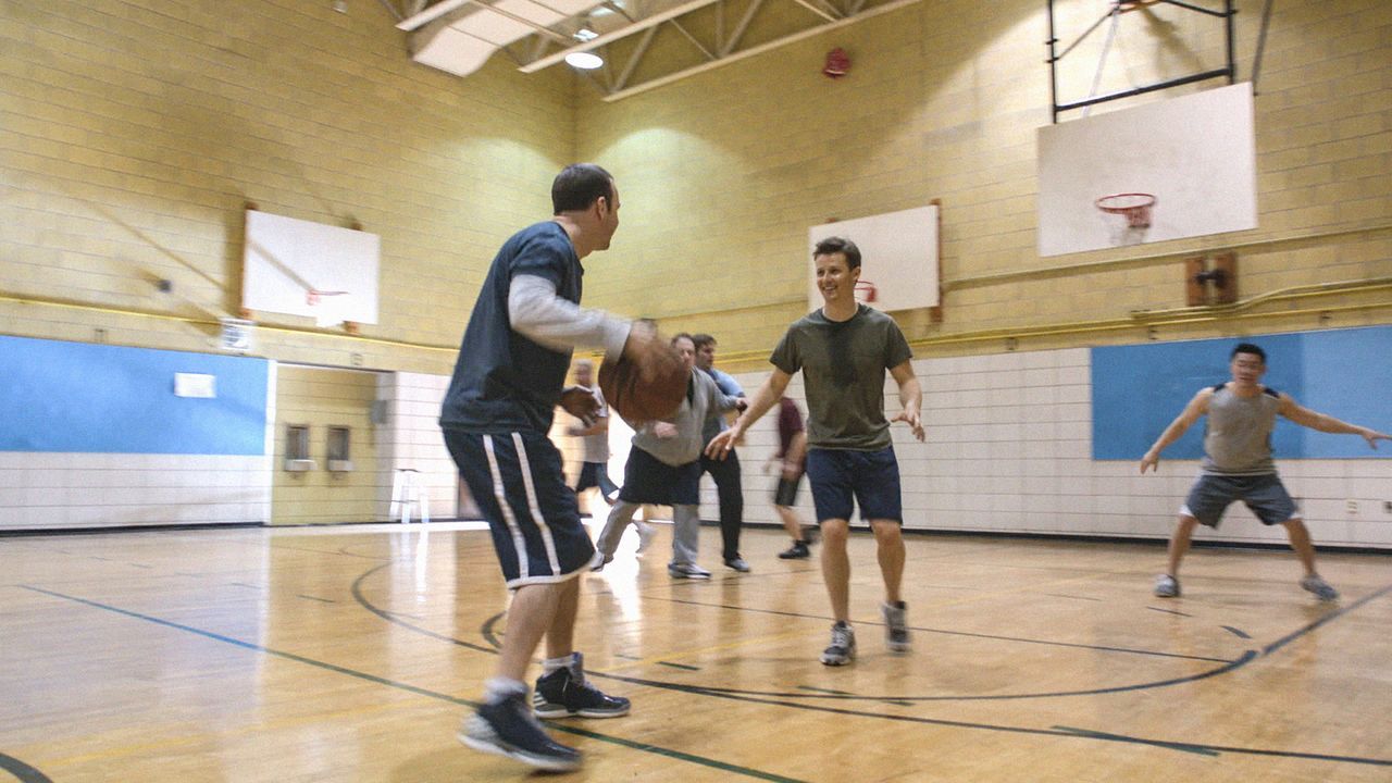 Während Danny (Donnie Wahlberg, l.) und Jamie (Will Estes, r.) nur in Ruhe Baskettball spielen wollen, haben es ihre Teamkollegen auf etwas anderes... - Bildquelle: 2013 CBS Broadcasting Inc. All Rights Reserved.