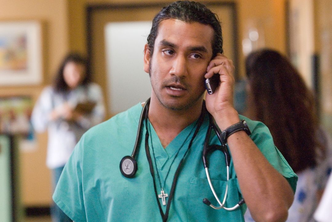Wird das Opfer eines brutalen Überfalls: David (Naveen Andrews) ... - Bildquelle: Warner Bros.