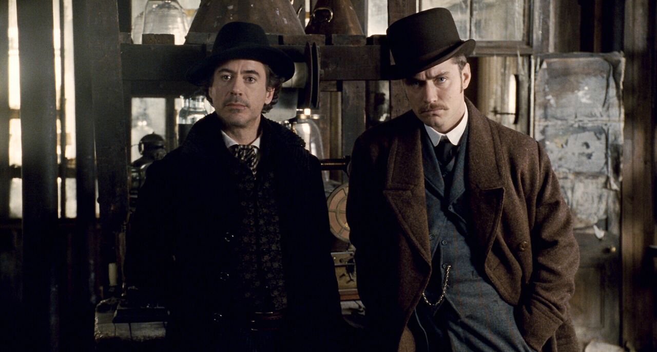 Während Holmes (Robert Downey Jr., l.) und sein Gehilfe Dr. Watson (Jude Law, r.) versuchen, Blackwoods tödliches Komplott zu vereiteln, geraten sie... - Bildquelle: © Warner Brothers
