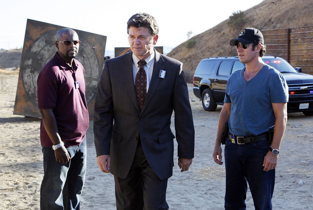 Kann Floyd Mayborne (John Michael Higgins, M.) Don (Rob Morrow, r.) und David (Alimi Ballard, l.) bei ihren Ermittlungen in ihrem neuen Fall weiterh... - Bildquelle: Paramount Network Television