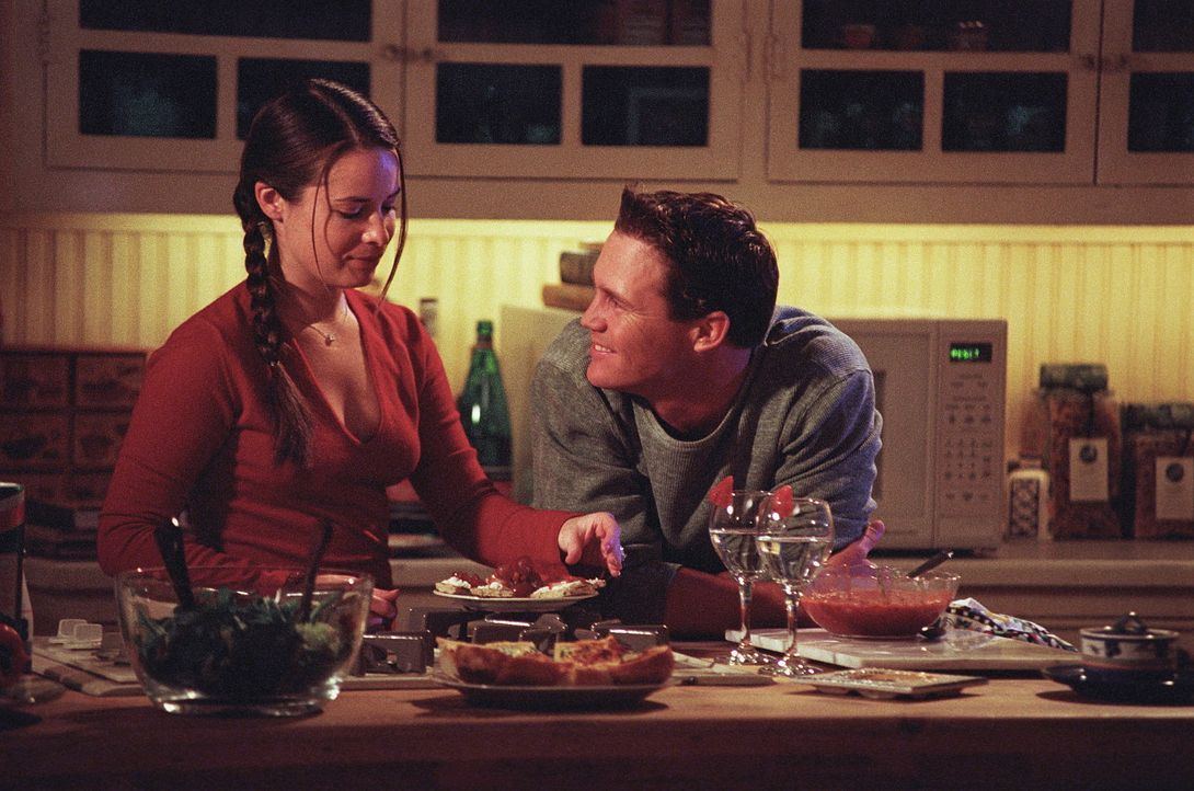 Sichtlich genießen Piper (Holly Marie Combs, l.) und Leo (Brian Krause, r.) es, zusammen ihr gemeinsames Abendessen in der Küche vorzubereiten. - Bildquelle: Paramount Pictures